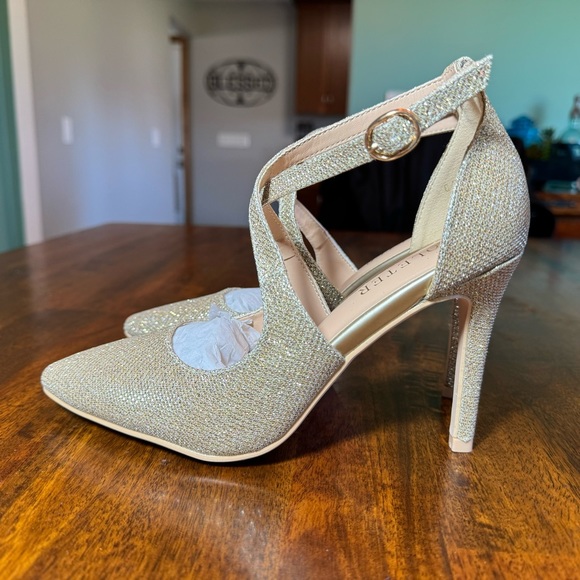 NWT Women’s Gold Glitter Heels Size 6  4" Pointed Toe Crossed Ankle Strap - Picture 3 of 16